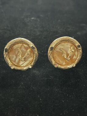 1667 Bergere Vintage Textured MOP Clip Earrings
